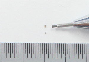 極小電子部品の大きさを示す図